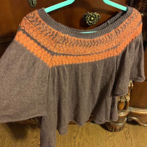 FREE PEOPLE LIGHT WEIGHT SWEATER! CUTE SLEEVES! - Picture 2 of 5
